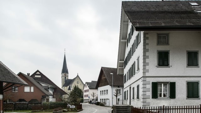 Ältere Häuser, im Hintergrund eine Kirche. Ältere Häuser, im Hintergrund eine Kirche.