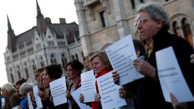 Vor dem Parlament in Budapest traten gestern Demonstranten für die Rechte der Obdachlosen ein. Vor dem Parlament in Budapest traten gestern Demonstranten für die Rechte der Obdachlosen ein.