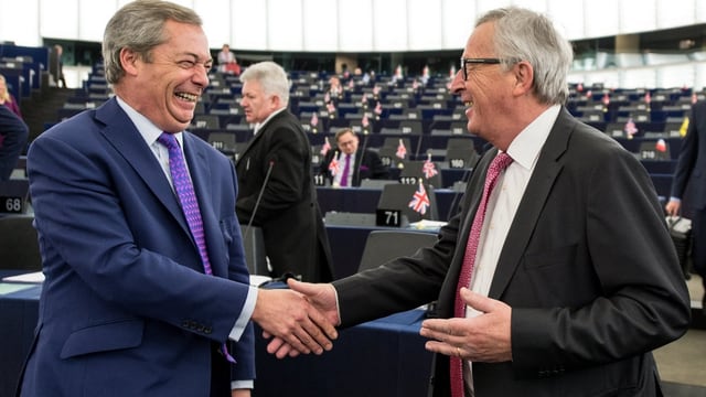 Nigel Farage gibt Jean-Claude Juncker die Hand Nigel Farage gibt Jean-Claude Juncker die Hand