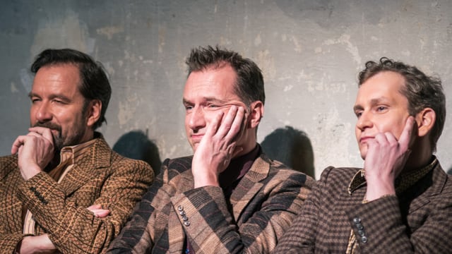 Drei Männer schauen nachdenklich in die Ferne Drei Männer schauen nachdenklich in die Ferne