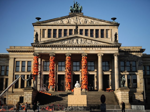 Schwimmwesten werden am Konzerthaus Berlin angebracht. Schwimmwesten werden am Konzerthaus Berlin angebracht.