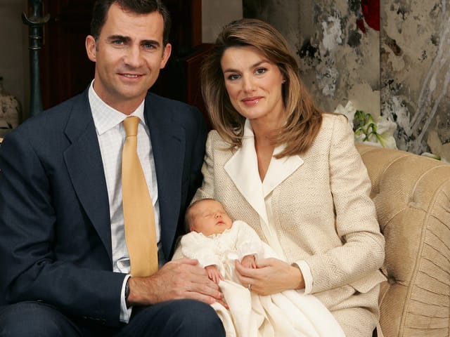 Felipe und Letizia sitzend. Letizia hält Baby Leonor auf dem Schoss.