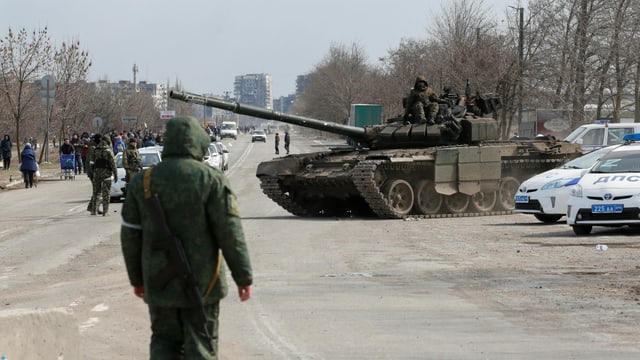 Angehörige pro-russischer Truppen am Rande der belagerten Hafenstadt Mariupol. 