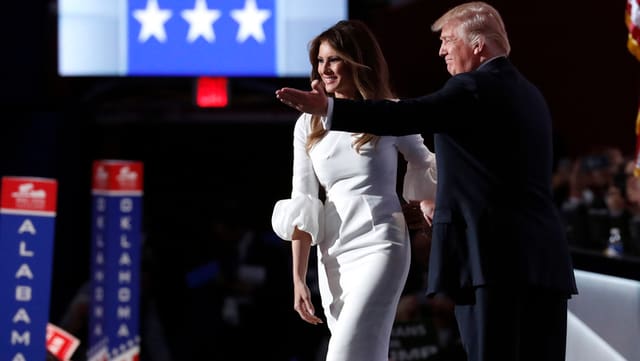 Donald Trump sin tribuna ensemen cun sia dunna Melania. Donald Trump sin tribuna ensemen cun sia dunna Melania.