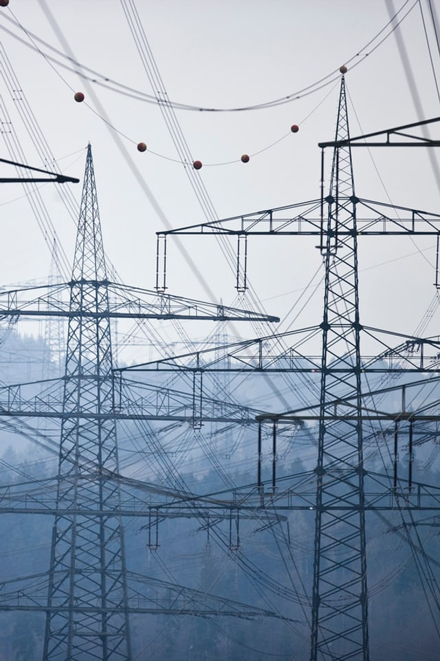 Strommasten der Swissgrid bei Laufenburg (AG) Strommasten der Swissgrid bei Laufenburg (AG)