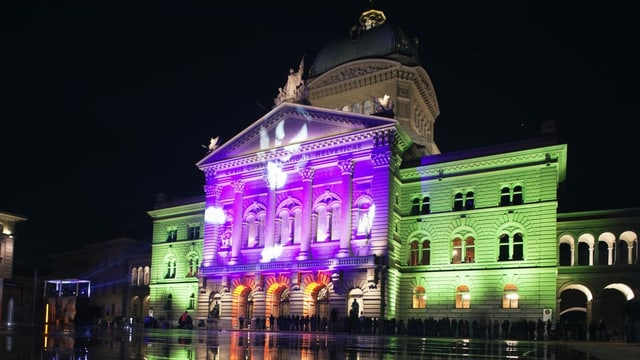 Lila und grün beleuchtetes Bundeshaus Lila und grün beleuchtetes Bundeshaus