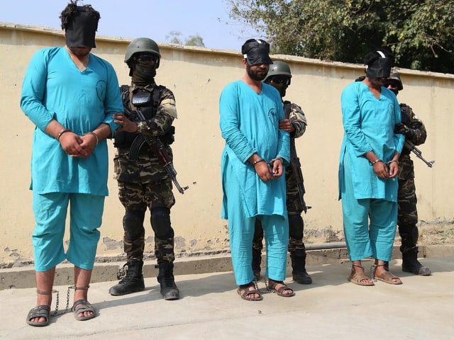 Afghanische Sicherheitskräfte führen verhaftete mutmassliche islamistische Attentäter ab. Afghanische Sicherheitskräfte führen verhaftete mutmassliche islamistische Attentäter ab.