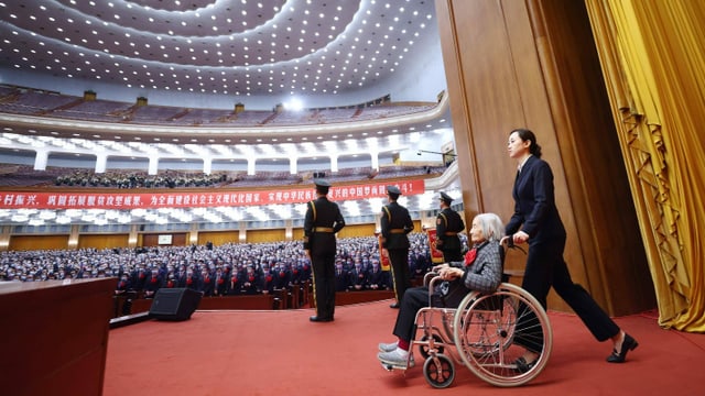 In der Grossen Halle des Volkes in Peking wurden am 25. Februar 2021 die Erfolge in der Armutsbekämpfung gefeiert und zahlreiche Kämpferinnen und Kämpfer für ihren Einsatz geehrt. Unter ihnen Xia Sen, ehemals Forscherin an der Akademie für Sozialwissenschaften. In der Grossen Halle des Volkes in Peking wurden am 25. Februar 2021 die Erfolge in der Armutsbekämpfung gefeiert und zahlreiche Kämpferinnen und Kämpfer für ihren Einsatz geehrt. Unter ihnen Xia Sen, ehemals Forscherin an der Akademie für Sozialwissenschaften.