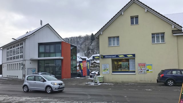 Blick über Strasse auf Gemeindehaus und Volg-Laden Blick über Strasse auf Gemeindehaus und Volg-Laden
