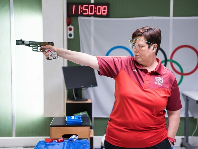 Heidi Diethelm Gerber zielt. Heidi Diethelm Gerber zielt.