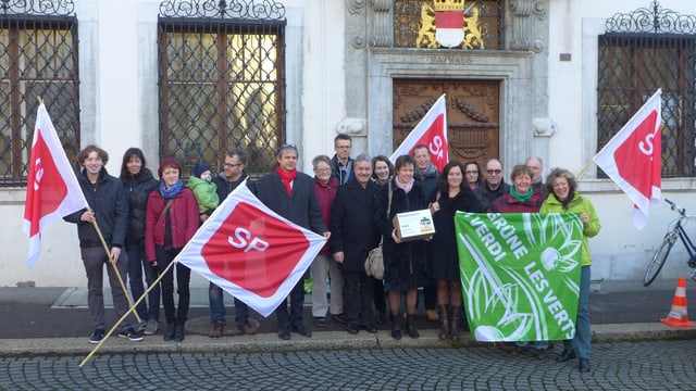 Eine Gruppe von Parteienvertretern steht vor der Solothurner Staatskanzlei. Eine Gruppe von Parteienvertretern steht vor der Solothurner Staatskanzlei.