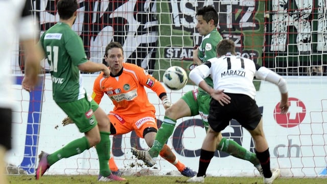 Spieler vor dem Tor Spieler vor dem Tor