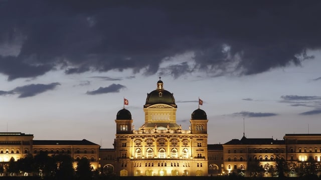 Symbolbild: Dunkle Wolken über dem beleuchteten Bundeshaus in Bern. Symbolbild: Dunkle Wolken über dem beleuchteten Bundeshaus in Bern.