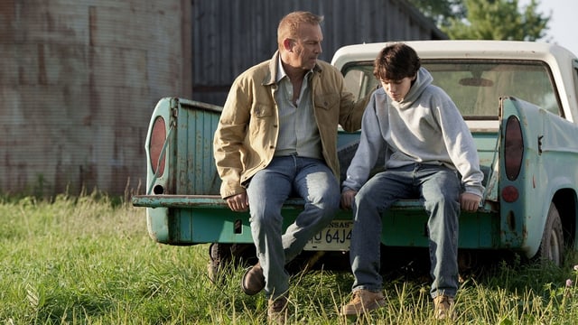 Pflegevater Kevin Costner erklärt dem jungen Superman seine Fähigkeiten. Pflegevater Kevin Costner erklärt dem jungen Superman seine Fähigkeiten.