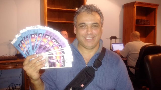 Anton Correia streckt ein Bündel Tickets in die Kamera. Anton Correia streckt ein Bündel Tickets in die Kamera.