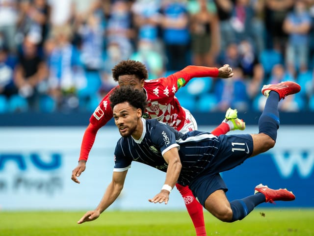 Herbert Bockhorn von Bochum lieg quer in der Luft – und der Einsatz hat sich gelohnt, tütete der Aufsteiger beim 2:0 gegen Mainz doch den ersten Heimsieg in der Bundesliga nach 4207 Tagen ein.
