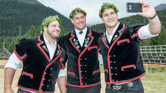Armon Orlik knipst mit Marco Nägeli und Roger Rychen ein Selfie. Armon Orlik knipst mit Marco Nägeli und Roger Rychen ein Selfie.