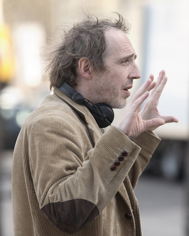 Arnaud Desplechin gestikuliert mit beiden Händen. Arnaud Desplechin gestikuliert mit beiden Händen.
