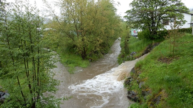 Gut gefüllter Bach bei Zäziwil. Gut gefüllter Bach bei Zäziwil.