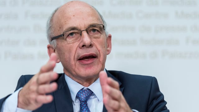 Verteidigungsminister Ueli Maurer an einer Medienkonferenz. Verteidigungsminister Ueli Maurer an einer Medienkonferenz.
