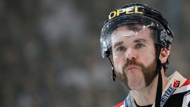 Hockeyspieler mit Playoff-Bart Hockeyspieler mit Playoff-Bart