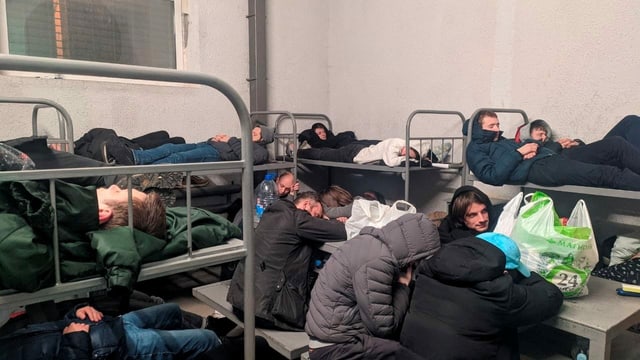 Junge Leute in einer Arrestzelle. Junge Leute in einer Arrestzelle.
