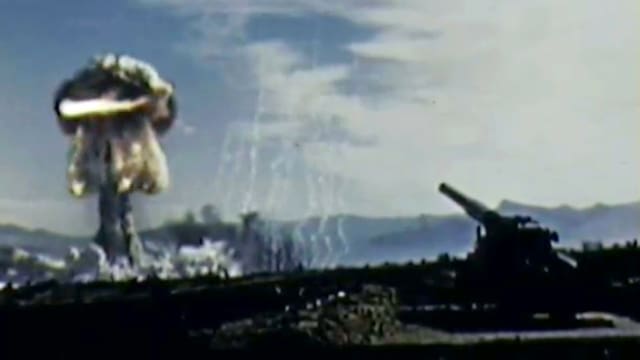 Eine Kanone und am horizont ist ein Atompilz zu sehen. Eine Kanone und am horizont ist ein Atompilz zu sehen.