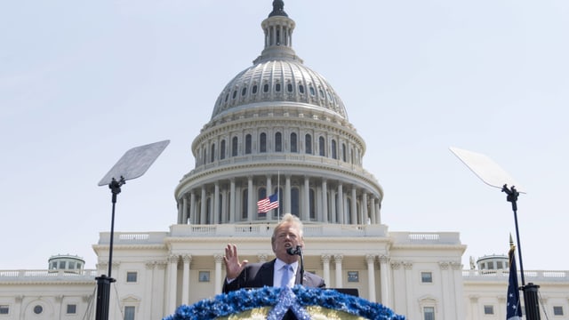 Trump spricht auf einem Podium vor dem Kapitol. Trump spricht auf einem Podium vor dem Kapitol.