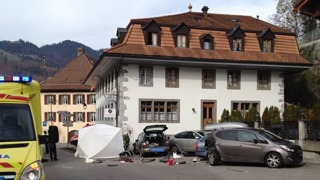 Parkplatz mit zerbeulten Autos und einer Ambulanz. Parkplatz mit zerbeulten Autos und einer Ambulanz.