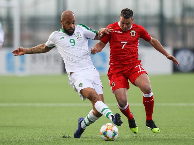 Lee Casciaro (r.) im Zweikampf mit Irlands David McGoldrick. Lee Casciaro (r.) im Zweikampf mit Irlands David McGoldrick.