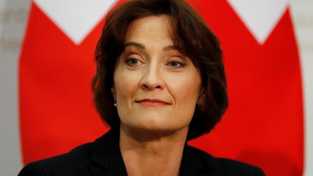 Pascale Baeriswyl vor Schweizer Fahne. Pascale Baeriswyl vor Schweizer Fahne.