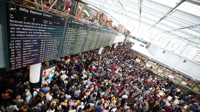 Passagiere warten nach Sicherheitspanne am Flughafen in München Passagiere warten nach Sicherheitspanne am Flughafen in München
