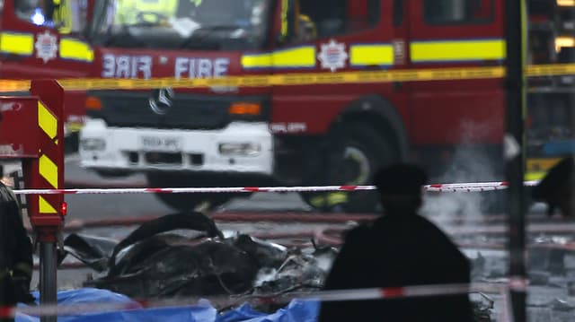 Ein Mann steht vor Trümmern Ein Mann steht vor Trümmern