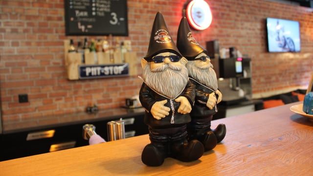 Aufnahme in einer Bar. Zwei Zwerge-Figuren mit Brillen stehen auf dem Tresen - sie wirken wie Rockerzwerge. Aufnahme in einer Bar. Zwei Zwerge-Figuren mit Brillen stehen auf dem Tresen - sie wirken wie Rockerzwerge.