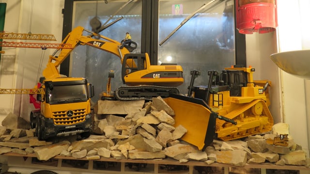 Mehrere Bagger und Lastwagen Mehrere Bagger und Lastwagen