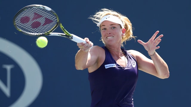 Coco Vandeweghe schlägt eine Vorhand. Coco Vandeweghe schlägt eine Vorhand.