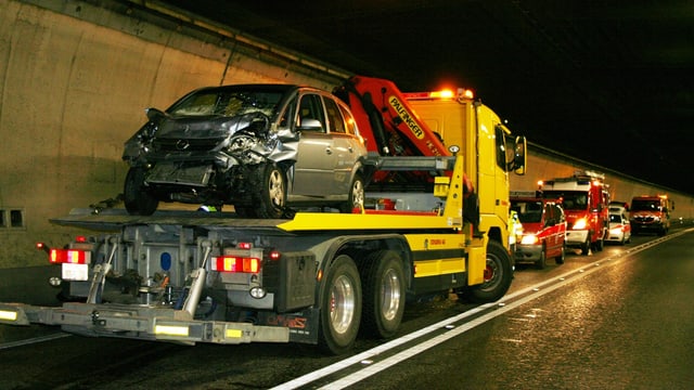 auto demolì total chargià sin il camiun per al transportar davent auto demolì total chargià sin il camiun per al transportar davent