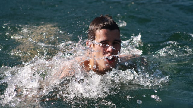Schwimmer im kalten Seewasser Schwimmer im kalten Seewasser