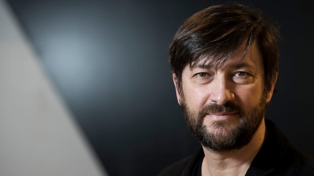 Nahaufnahme eines Mannes, der in die Kamera blickt. Nahaufnahme eines Mannes, der in die Kamera blickt.