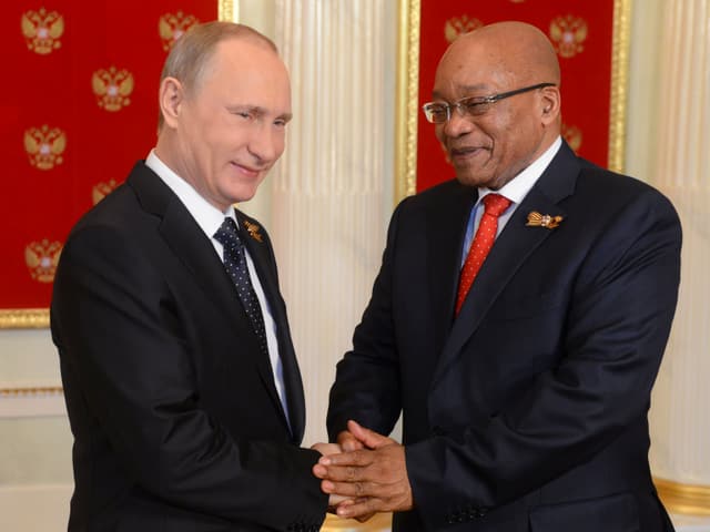Der südafrikanische Staatspräsident Jacob Zuma schüttelt Wladimir Putin die Hand.