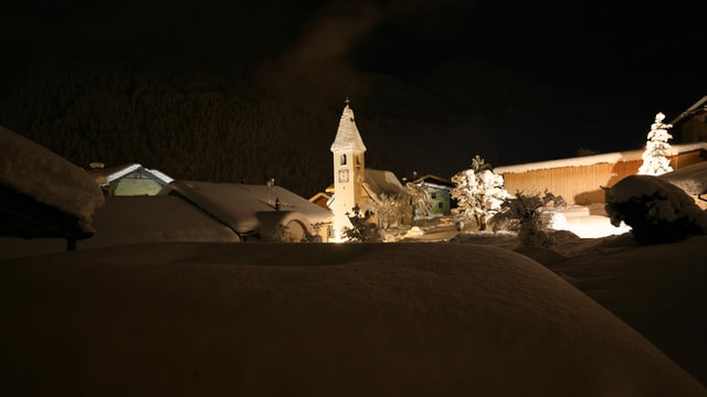 Hell erleuchtetes Müstair in dunkler Nacht und weissem Winterkleid. Hell erleuchtetes Müstair in dunkler Nacht und weissem Winterkleid.