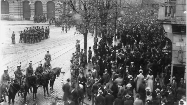 Tausende Arbeiterinnen und Arbeiter versammeln sich 1918 auf dem Paradeplatz in Zürich und demonstrieren.. Tausende Arbeiterinnen und Arbeiter versammeln sich 1918 auf dem Paradeplatz in Zürich und demonstrieren..