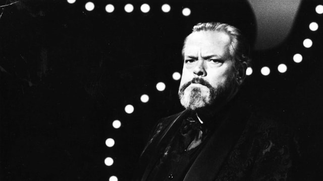 Orson Welles mit ernster Mine. Orson Welles mit ernster Mine.