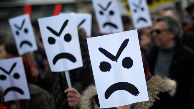 Nicht zufrieden: Die Portugiesen haben den Sparkurs der Regierung satt. Wie soll das Land aber aus den Schulden kommen? Nicht zufrieden: Die Portugiesen haben den Sparkurs der Regierung satt. Wie soll das Land aber aus den Schulden kommen?