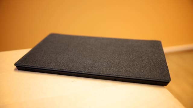 Die graue Stoffoberfläche des geschlossenen Touch Covers. Die graue Stoffoberfläche des geschlossenen Touch Covers.