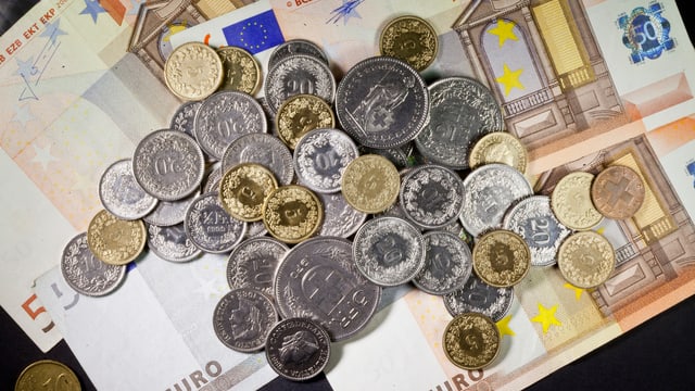 Franken-Münzen auf Euro-Scheinen. Franken-Münzen auf Euro-Scheinen.