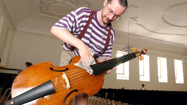 Ein Gambenspieler putzt sein Instrument. Ein Gambenspieler putzt sein Instrument.