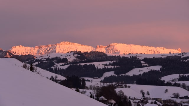 Die Schrattenfluh mit dem Schibegütsch im Abendrot.