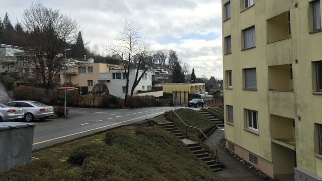 Ein Wohnblock neben einer Strasse im Rombachtäli. Ein Wohnblock neben einer Strasse im Rombachtäli.