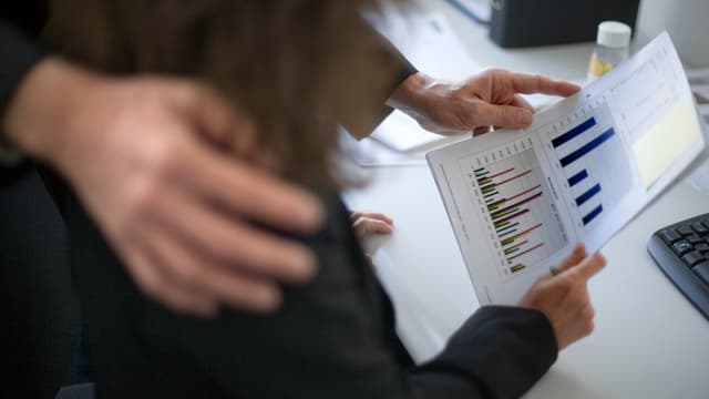 Ein Mann berührt eine Frau an der Schulter. Ein Mann berührt eine Frau an der Schulter.